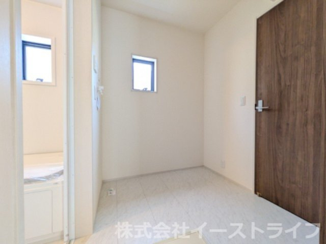【新築戸建】　いわき市錦町江栗1丁目第2　長期優良住宅　全1棟のランドリースペース|同社施工写真　独立したランドリールーム、洗濯乾燥機も設置できるスペースがあり、使い勝手◎