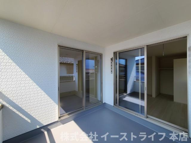 【新築戸建】　いわき市錦町江栗1丁目第2　長期優良住宅　全1棟のバルコニー|同社施工写真　インナーバルコニーは広々としていてお洗濯が楽ちんです。また日当たりを好む植物を育てるにはぴったりの空間なので、ガーデニングの場としても楽しむことができます