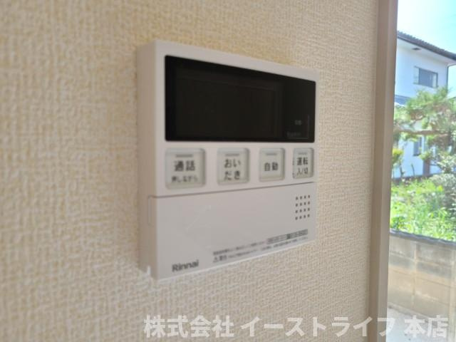 【新築戸建】　いわき市錦町江栗1丁目第2　長期優良住宅　全1棟の発電・温水設備|同社施工写真　リビング内給湯器リモコンです。