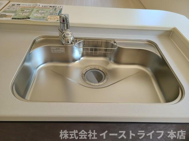 【新築戸建】　いわき市錦町江栗1丁目第2　長期優良住宅　全1棟のキッチン|同社施工写真　浄水器一体型水栓です。蛇口をひねればいつでもおいしい水が飲めるのが嬉しいです(^^)/水はねの音や食器が当たる音を大幅に軽減する静音仕様のジャンボシンクです。