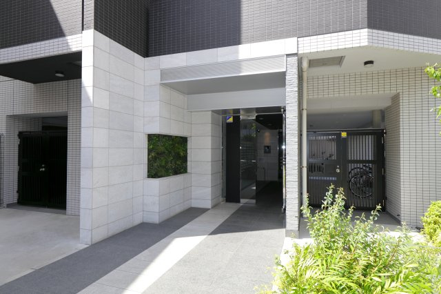DIPS亀有駅前のエントランス