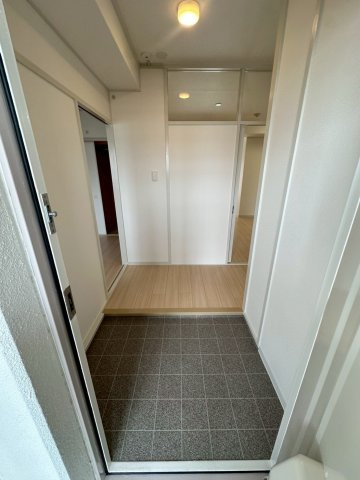 UR武庫川 28号棟の玄関