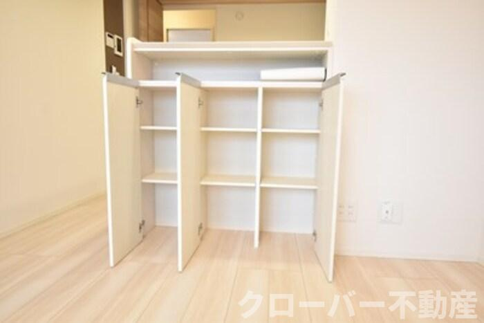 リバーサイドのキッチン|キッチン裏収納