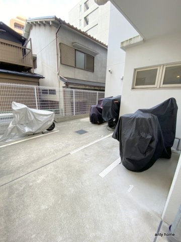 セレニテ夕陽丘エスト　仲介手数料無料の駐車場