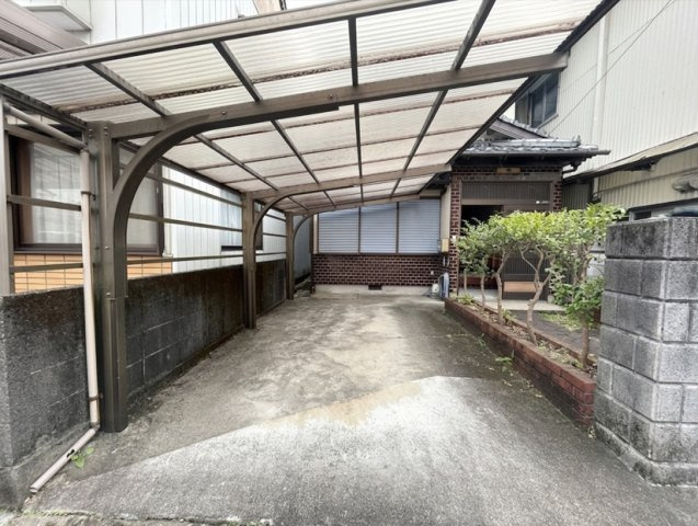 「生活利便エリア」土佐市高岡町甲　中古一戸建ての駐車場|雨や日差しから愛車を守るカーポート付き。