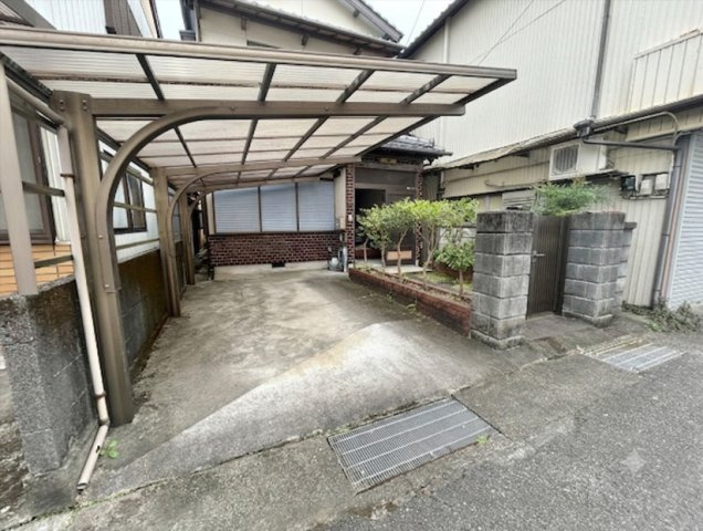 「生活利便エリア」土佐市高岡町甲　中古一戸建ての駐車場|門扉・塀を解体し、並列2台駐車可能な広々スペースへ変更予定です。