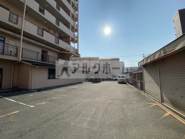 柏原市国分本町１丁目の賃貸マンションの駐車場