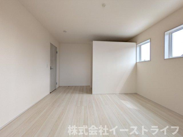 【新築戸建】　いわき市錦町江栗1丁目第2　長期優良住宅　全1棟の寝室|同社施工写真　窓から日が差し込む明るい洋室。シンプルな造りなので配置するインテリア次第でお好きなお部屋の雰囲気に変えられます。