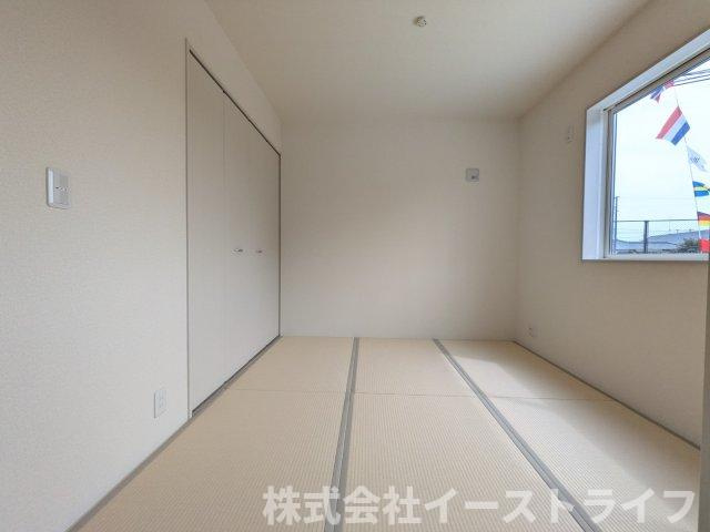 【新築戸建】　いわき市錦町江栗1丁目第2　長期優良住宅　全1棟の和室|同社施工写真　リビング隣の和室は来客時はもちろん、お子様の遊び場としても重宝します！