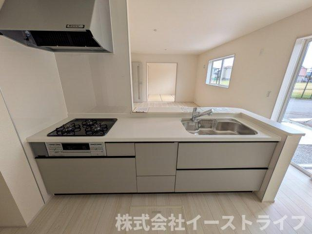 【新築戸建】　いわき市錦町江栗1丁目第2　長期優良住宅　全1棟のキッチン|同社施工写真　使い勝手の良いシステムキッチンで、対面式なのでご家族との団欒にもぴったりですね(^^)/また、収納力もあるのでスッキリが実現します◎