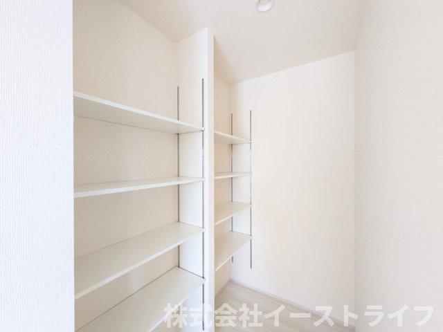 【新築戸建】　いわき市錦町江栗1丁目第2　長期優良住宅　全1棟の独立洗面台|同社施工写真　収納スペースが豊富で、鏡の周りには棚もあるため、洗顔用品や歯ブラシ、うがい用のコップ、整髪料、スキンケア用品、化粧品などを置いて整理することができます。