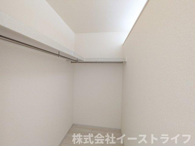 【新築戸建】　いわき市錦町江栗1丁目第2　長期優良住宅　全1棟の玄関|同社施工写真　シューズクロークが設置されています。靴以外のものが収納できるので、お子様の遊び道具などもすっきり整理ができます。