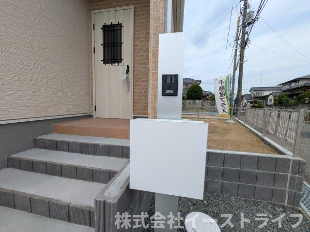 【新築戸建】　いわき市錦町江栗1丁目第2　長期優良住宅　全1棟のセキュリティ|同社施工写真　TVモニター付インターフォンの最大のメリットは、室内モニターから訪問者が誰なのか見ることができる点です。来訪者と直接顔を合わせることなくモニター越しに対応ができるのでとても便利です。