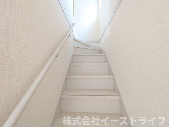 【新築戸建】　いわき市錦町江栗1丁目第2　長期優良住宅　全1棟の内装|5号棟写真　階段には手すりが付いているので上り下りも安心です。