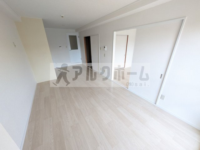 柏原市国分本町１丁目の賃貸マンションの居間・リビング