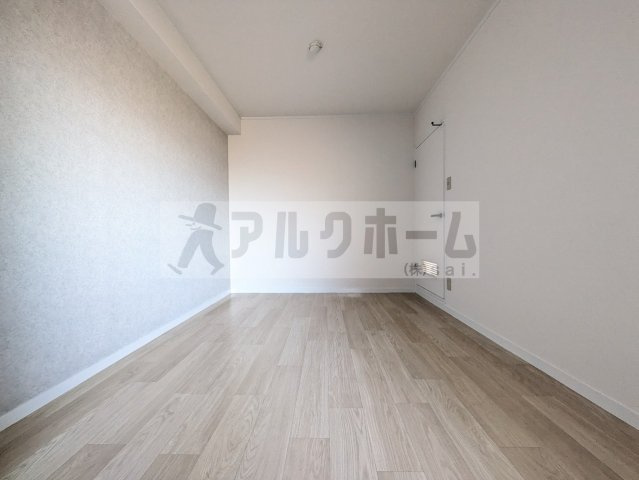 柏原市国分本町１丁目の賃貸マンションの洋室