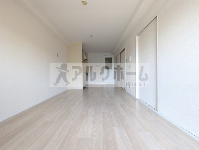 柏原市国分本町１丁目の賃貸マンションの居間・リビング