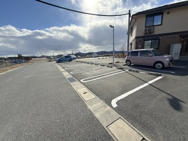 しんでれら・円山　B棟の駐車場