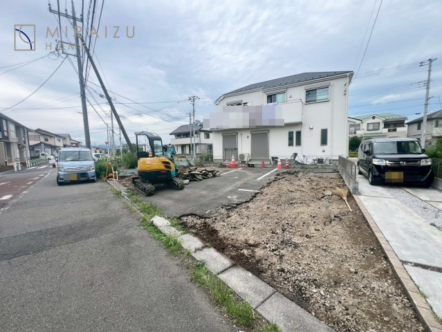 【周辺】 | 高級感漂う洗面台です。鏡の後ろの収納棚もとても充実しております。コスメが大好きな奥様も、女子力高いご主人様もきっとご満足いただける収納力です。三面鏡なので、ヘアセットにも便利です。
