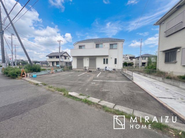 【外観】 | 青く澄み渡った綺麗な空と、陽の光をたっぷりと受ける、そんな新築住宅で新生活をスタートしてみませんか？見学・ご相談等、ミライズホーム(株)までお気軽にご連絡下さい。