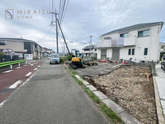 【前面道路含む現地写真】 | 陽当たりが心地の良いリビング空間です。日中はカーテンを開けて自然な光を取り込みリラックスして過ごしたいですね、照明器具もセンスの良いものを使いたいですね。