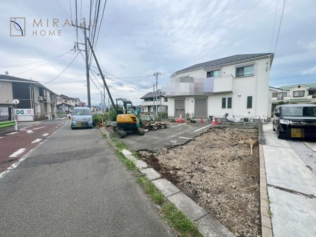【前面道路含む現地写真】 | 大きな窓が特徴の南向きリビングでは、太陽光も沢山取り込むことが出来てお家の中にいても日光浴が可能ですね、開放的な空間です。インテリア選びも楽しそう、ご家族様で相談しながらインテリア配置も楽しみたいです