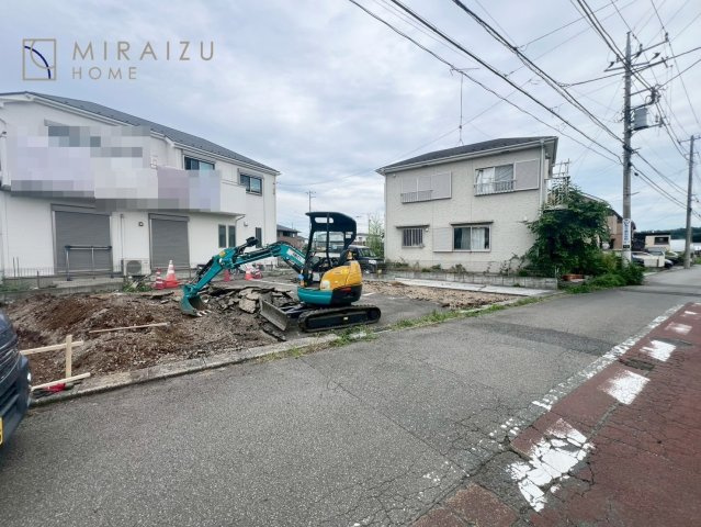 【前面道路含む現地写真】 | 明るい光が取り入れられる空間設計のリビングです。インテリア配置もしやすい間取りです。壁や床の色と合わせて落ち着いたインテリアも選びたいですね♪グリーンを飾っても素敵だと思います。