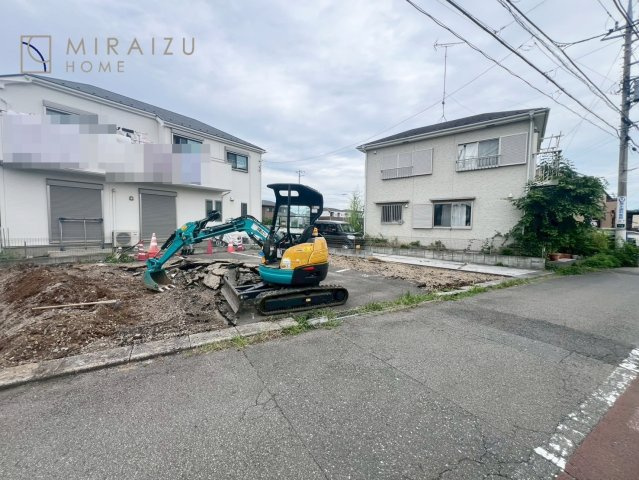 【前面道路含む現地写真】 | 洗練されたキッチンでは毎日の家事を少しでも楽に快適に工夫したいですね、大きいシンクではお皿洗いもストレスフリー、3口コンロでは要領よくお料理も可能です。レンジフードもお掃除がしやすい設計が嬉しい。