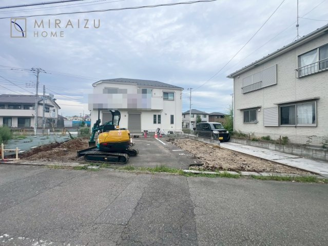 【外観】 | スッキリとした形が上品な広々ワイドキッチンです。レンジフードもすっきりとした造りなので圧迫感もございません。窓もあり明るい空間の中で毎日お料理することが可能です。収納スペースも広いのが嬉しいですね。