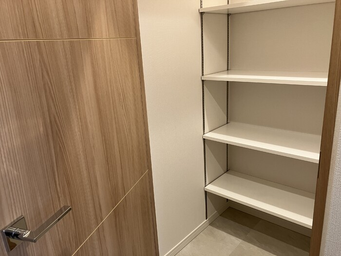 新栄アイサンメゾン　住居の玄関