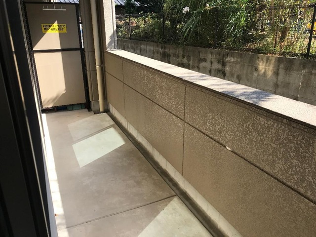 熊本市西区島崎４丁目のアパートのバルコニー