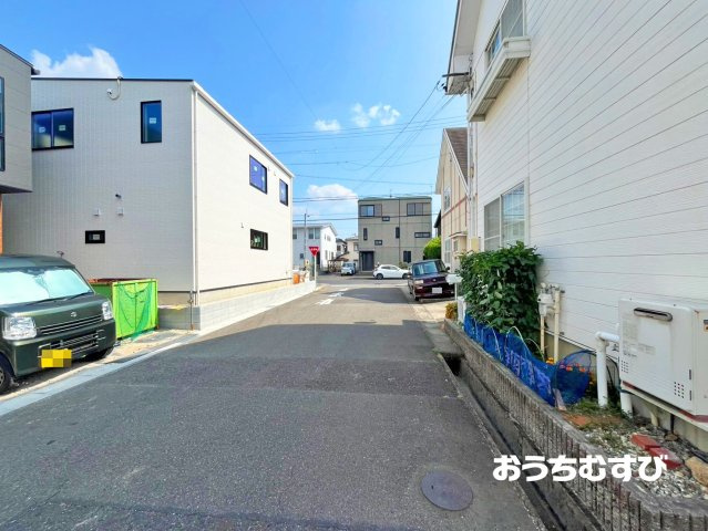 春日井市前並町6期(全3棟)の前面道路含む現地写真
