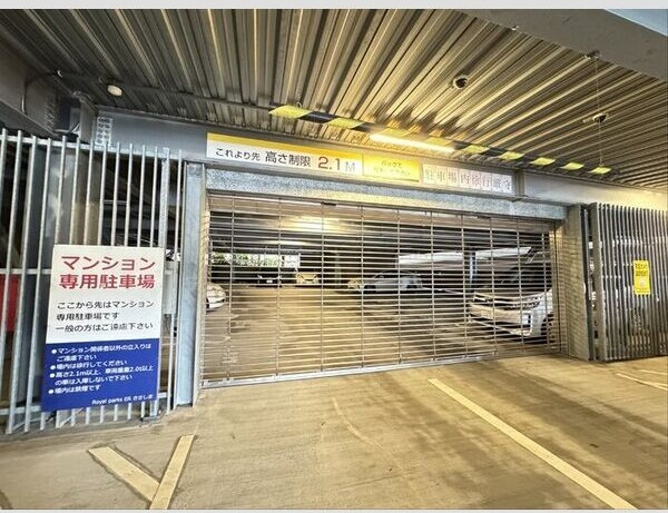 ロイヤルパークスERささしま　WESTの駐車場