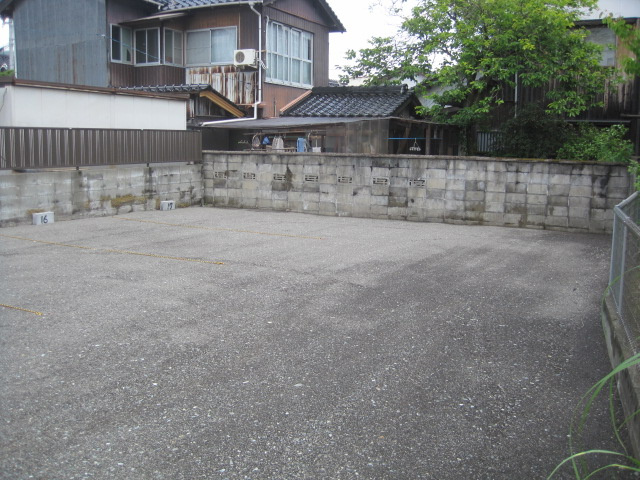 ひまわり薬局横駐車場の駐車場