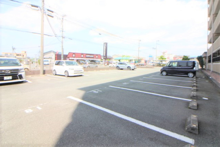 アメニティ旗崎【キャッシュバック対象物件】の駐車場|駐車場に車を止められます