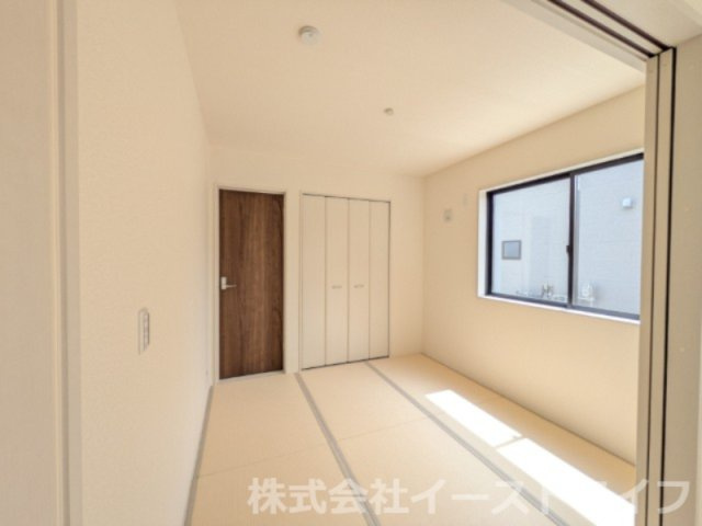 【新築戸建】　いわき市錦町江栗1丁目第2　長期優良住宅　全1棟の和室|同社施工写真　リビング隣の和室は来客時はもちろん、お子様の遊び場としても重宝します！