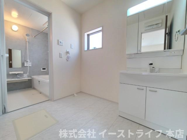 【新築戸建】　いわき市錦町江栗1丁目第2　長期優良住宅　全1棟の独立洗面台|同社施工写真　収納スペースが豊富で、鏡の周りには棚もあるため、洗顔用品や歯ブラシ、うがい用のコップ、整髪料、スキンケア用品、化粧品などを置いて整理することができます。
