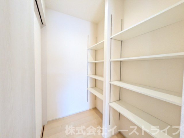 【新築戸建】　いわき市錦町江栗1丁目第2　長期優良住宅　全1棟の収納|同社施工写真　キッチン隣には大容量のパントリー付き！ストック品や防災用品などを収納でき、大変便利です！
