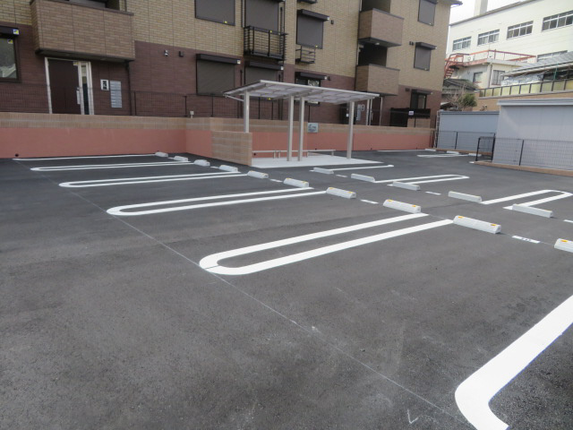 クレシア旭の駐車場