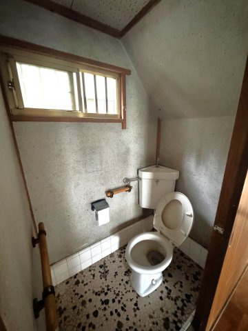 千葉県船橋市丸山2丁目 中古戸建 ～大型屋根付きバルコニーのある家〜のトイレ|大きめの窓付きで換気良好なトイレ。階段下のスペースを有効活用した造りになっています。ノスタルジックな