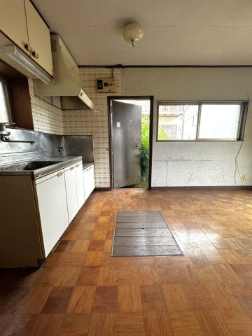 千葉県船橋市丸山2丁目 中古戸建 ～大型屋根付きバルコニーのある家〜のキッチン|ゴミ出しや荷物の搬入の際に大活躍する勝手口付きのダイニング。お部屋の中心には、日用品のストックや備蓄