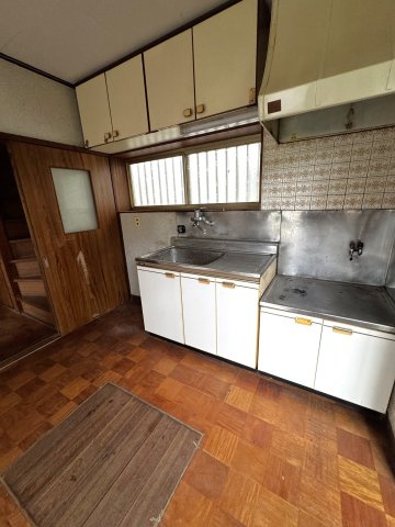 千葉県船橋市丸山2丁目 中古戸建 ～大型屋根付きバルコニーのある家〜のキッチン|どこか懐かしい昭和レトロな雰囲気を残したキッチン。コンパクトにまとまった動線と、上下の豊富な収納が魅