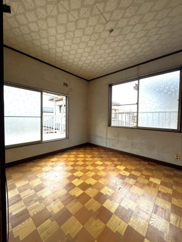 千葉県船橋市丸山2丁目 中古戸建 ～大型屋根付きバルコニーのある家〜の洋室|2階の約6帖の洋室は、2面に大きな窓がある明るく開放的な角部屋です。窓からは広々としたバルコニーへ直