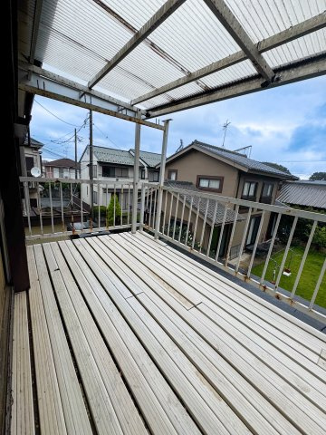 千葉県船橋市丸山2丁目 中古戸建 ～大型屋根付きバルコニーのある家〜のバルコニー|2階洋室から出入りできる、奥行きのある広々としたバルコニーです。大きめの屋根が設置されているため、急