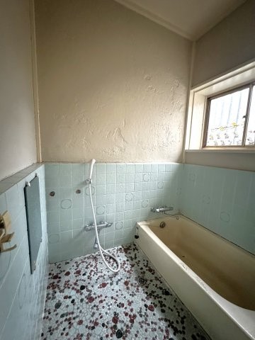 千葉県船橋市丸山2丁目 中古戸建 ～大型屋根付きバルコニーのある家〜の浴室|大きな窓がついており、使用後の換気や湿気対策もスムーズに行える浴室です。淡いブルーの壁タイルと、床の