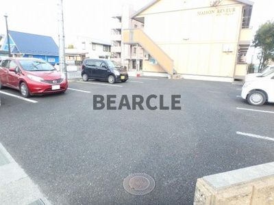 【駐車場】 | メゾンリヴェール | 駐車場があるので、車を買う予定の方も安心です