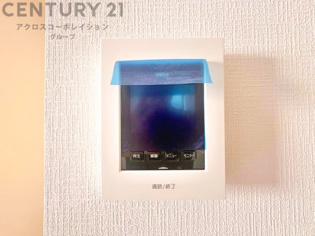 訪問者が来たときにテレビ画面で確認できるため、安心してドアを開けられます。録画機能があるものもあり、留守中に来訪者を記録しておくことができます。利便性が高く、セキュリティ面でも安心です。