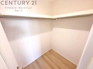 収納力が高く洋服や小物を整理しやすく、更衣室のように使え、部屋がすっきり保てます。収納の配置を自由に調整でき、換気性が良く防湿・防虫対策も可能。快適で機能的な生活空間を実現できます♪