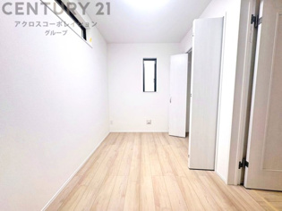 明るい色合いのフローリングとクロスを使用した洋室は家具やインテリアとも調和しやすく空間が広く感じられ開放感を生み出します。自然光を効果的に反射し、室内を明るく保つため、日中の照明使用を抑えられます。