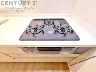 多数の調理器具を同時に使用でき、料理の効率化が可能。省エネで節約になり、様々な料理スタイルに適応できます。また、火力調整が独立しており、手入れや掃除もしやすく、今よりもっとお料理が楽しくなるかも。